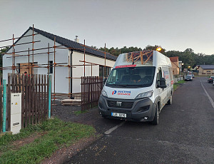 Zateplení stropu dřevostavby bungalovu pomocí foukané izolace